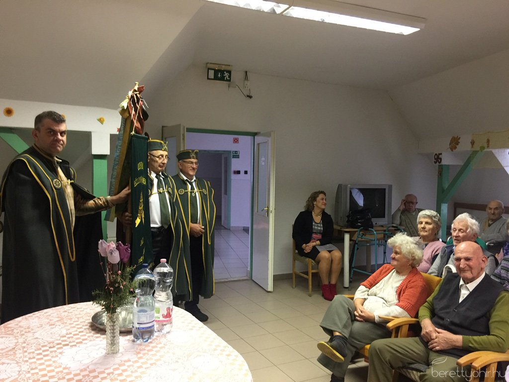 A Fényes-házban járt a Bihari Mézlovagrend 04